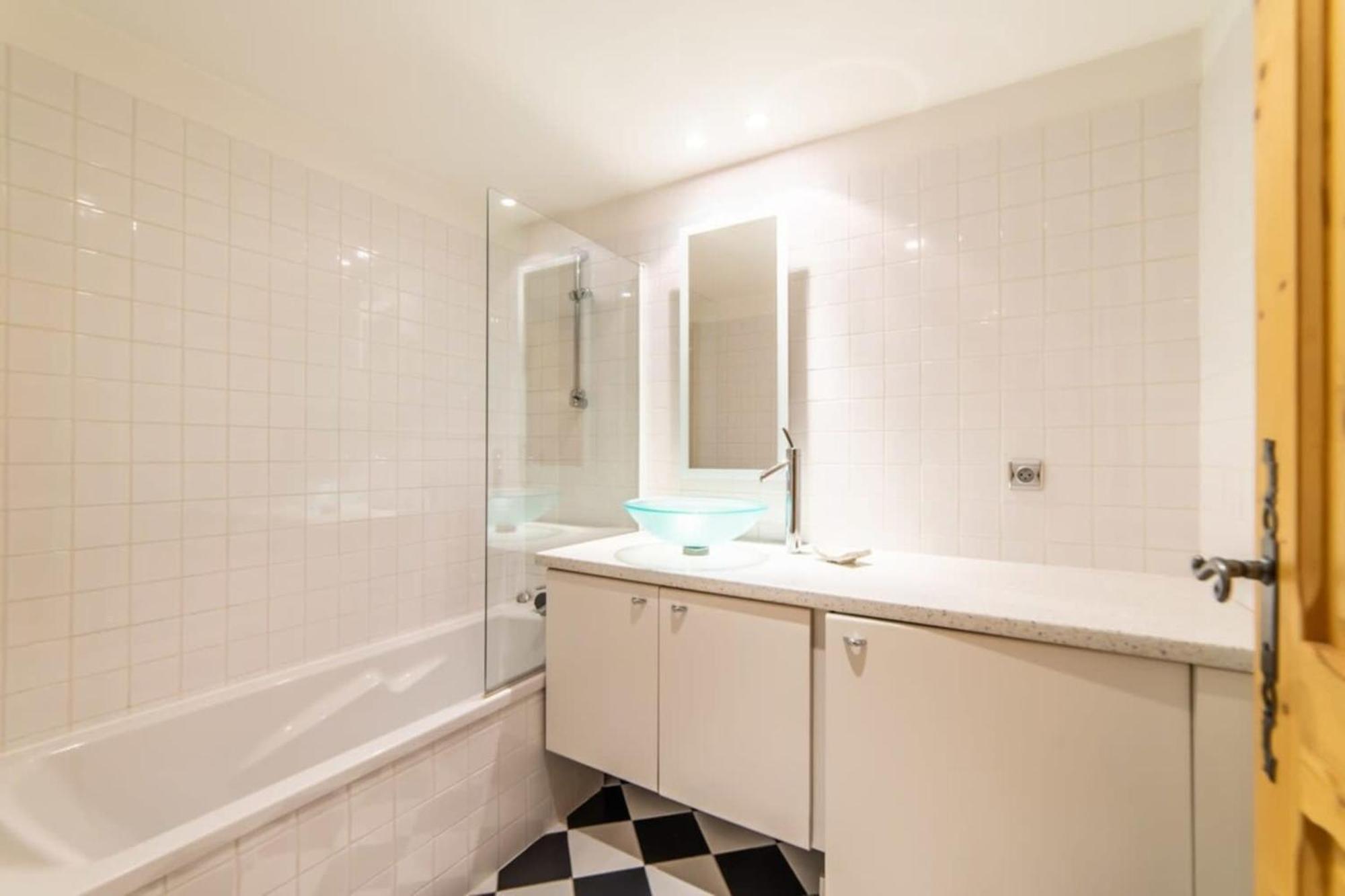 3-Bedroom Flat In The City Centre شامونكس المظهر الخارجي الصورة