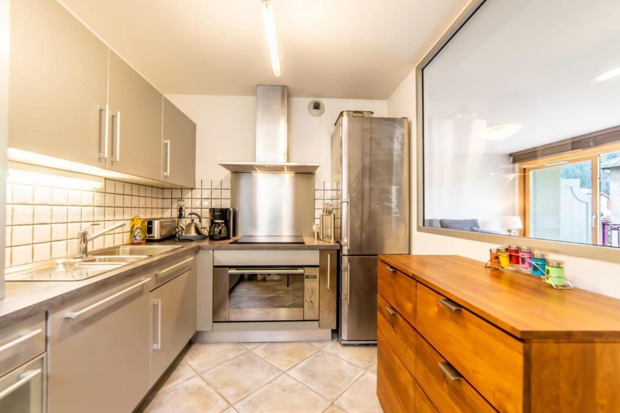3-Bedroom Flat In The City Centre شامونكس المظهر الخارجي الصورة