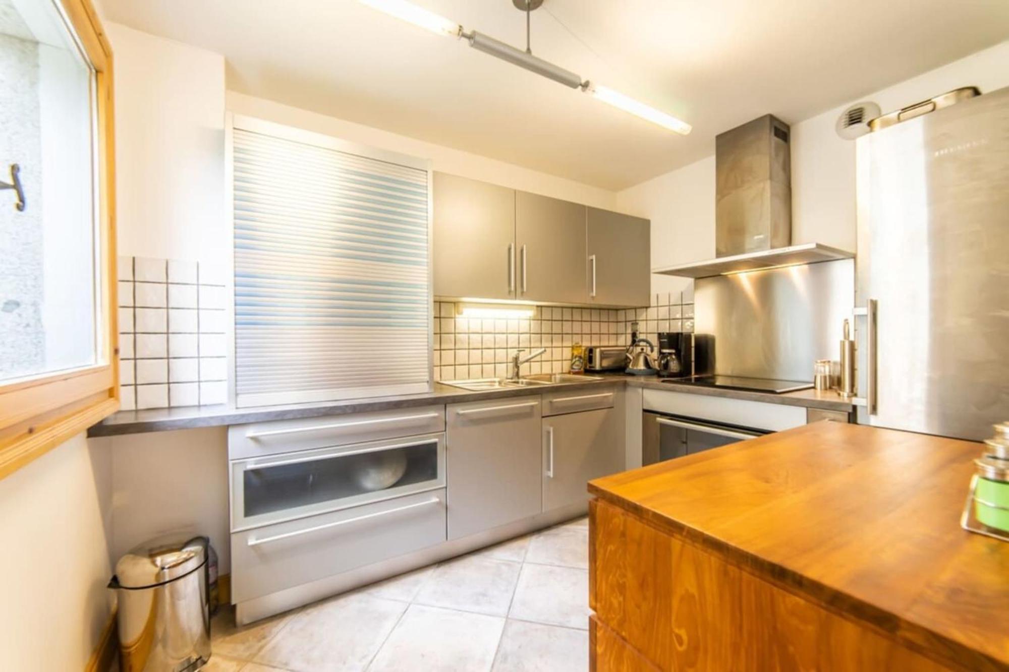 3-Bedroom Flat In The City Centre شامونكس المظهر الخارجي الصورة