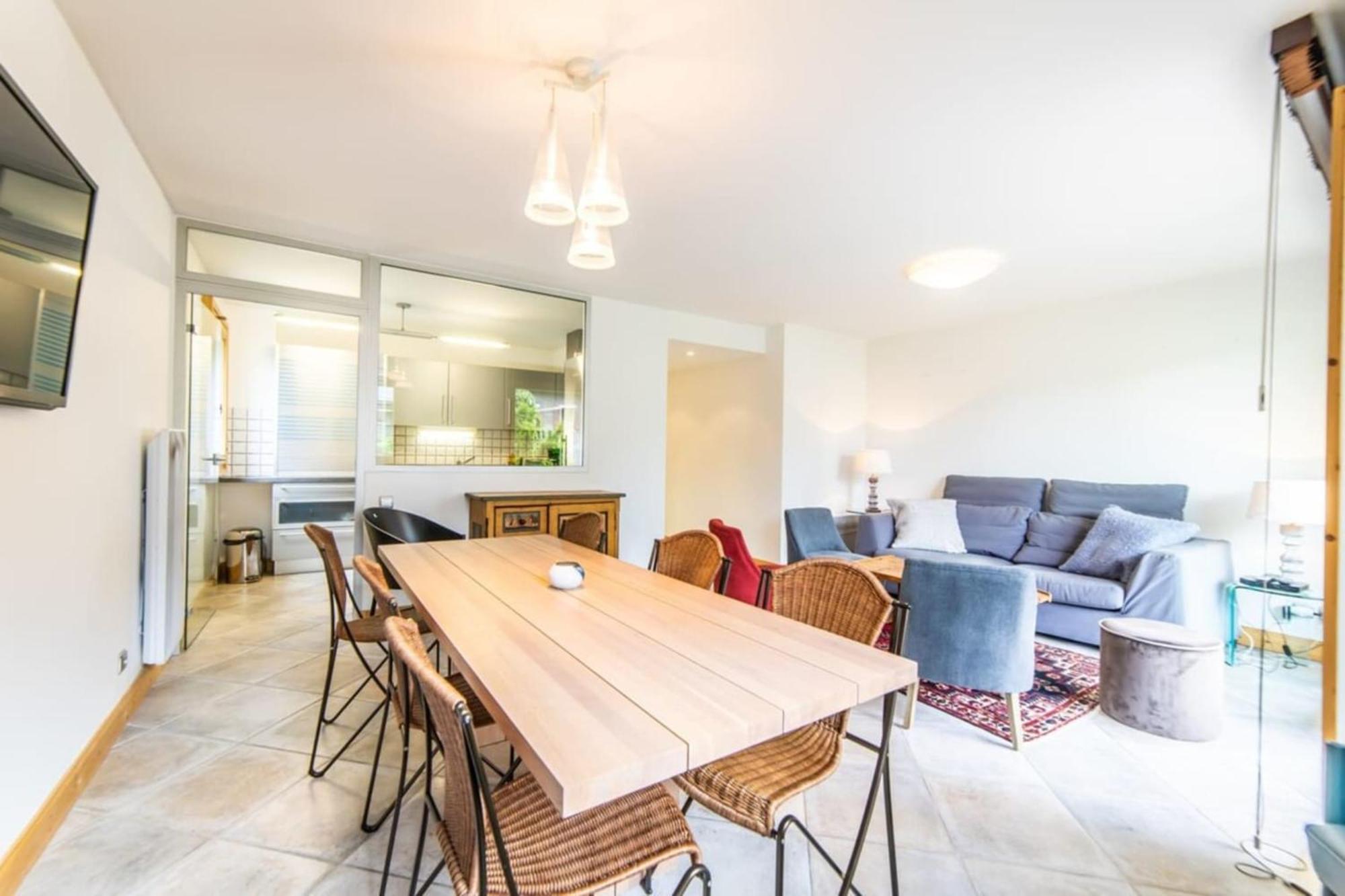 3-Bedroom Flat In The City Centre شامونكس المظهر الخارجي الصورة